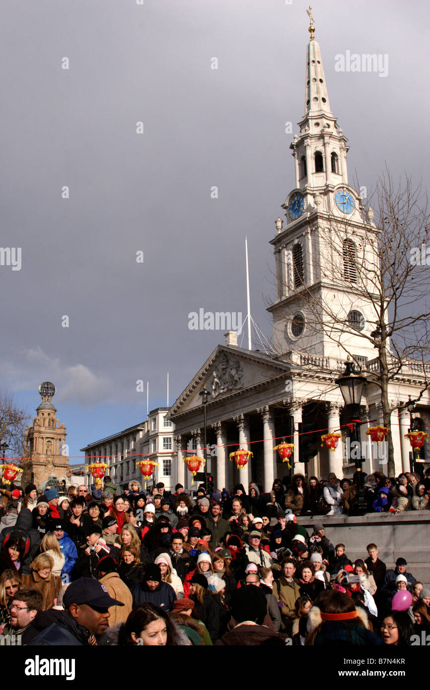 Los espectadores en Trafalgar Square en Londres las celebraciones del Año Nuevo chino 2009 Foto de stock