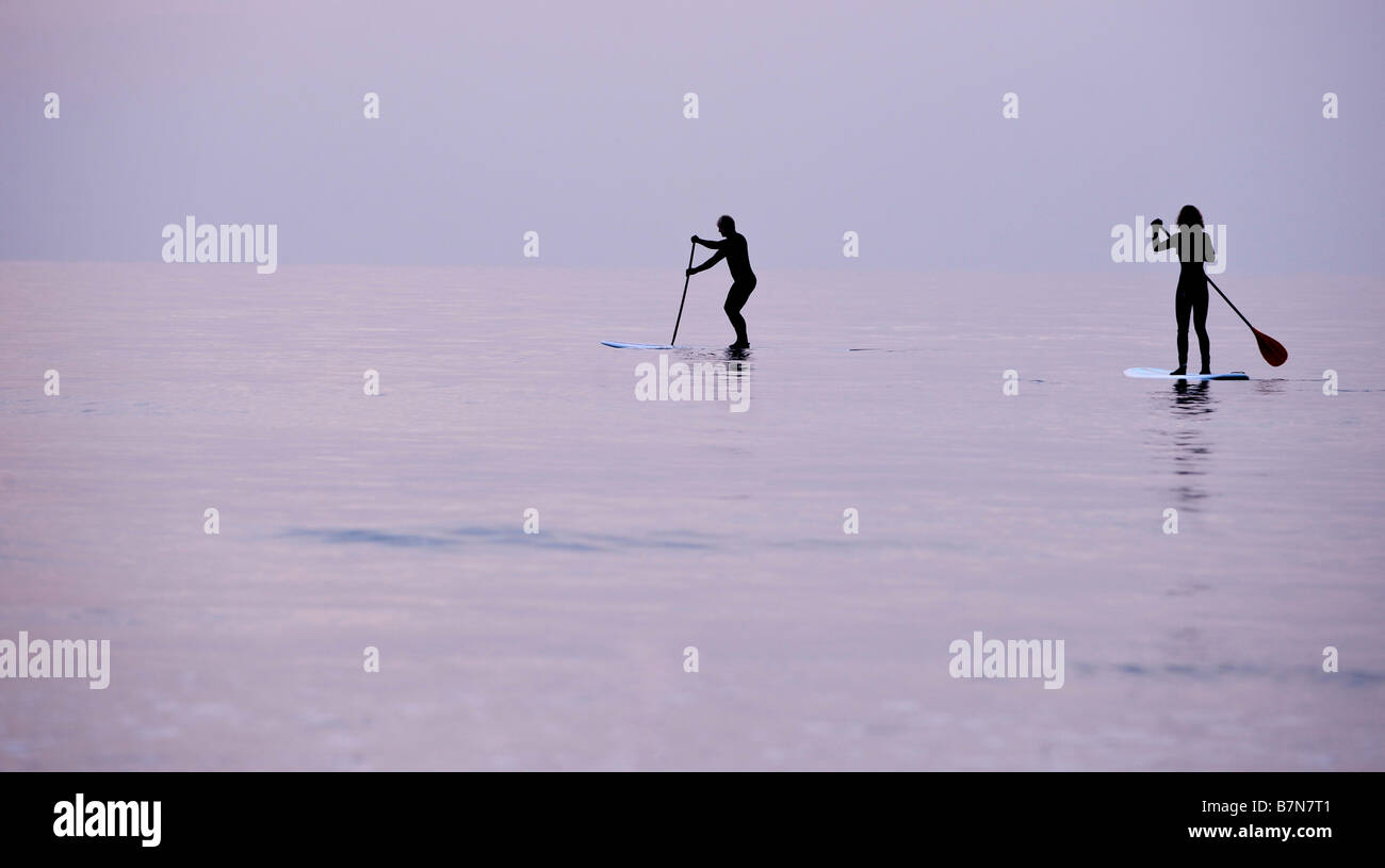 El Stand Up Paddle boarding frente a la playa de Brighton en East Sussex. Fotografía por Jim Holden. Foto de stock