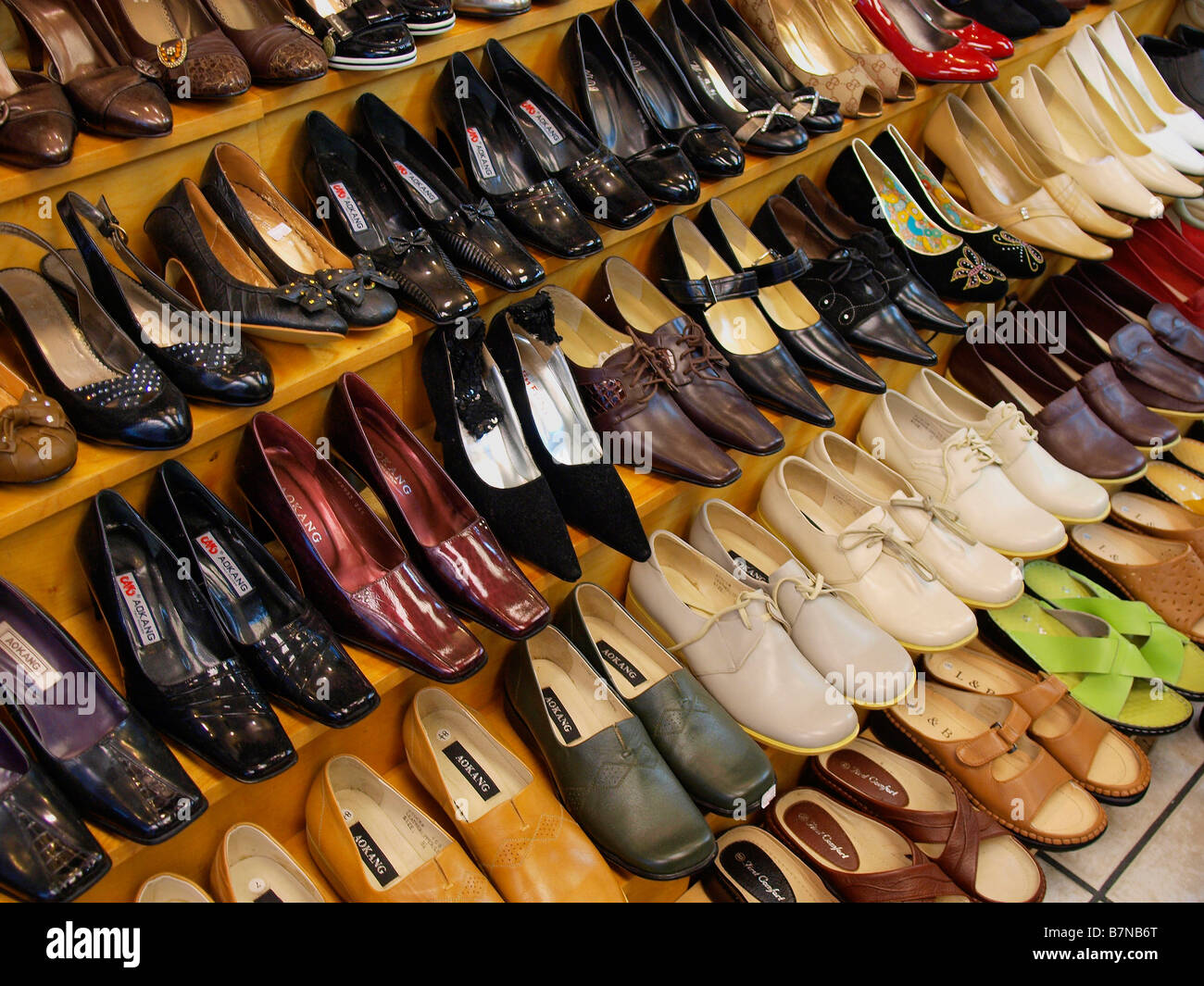 Botas y zapatos exhibición para venta tienda en la Ciudad de Nueva York Fotografía de stock - Alamy