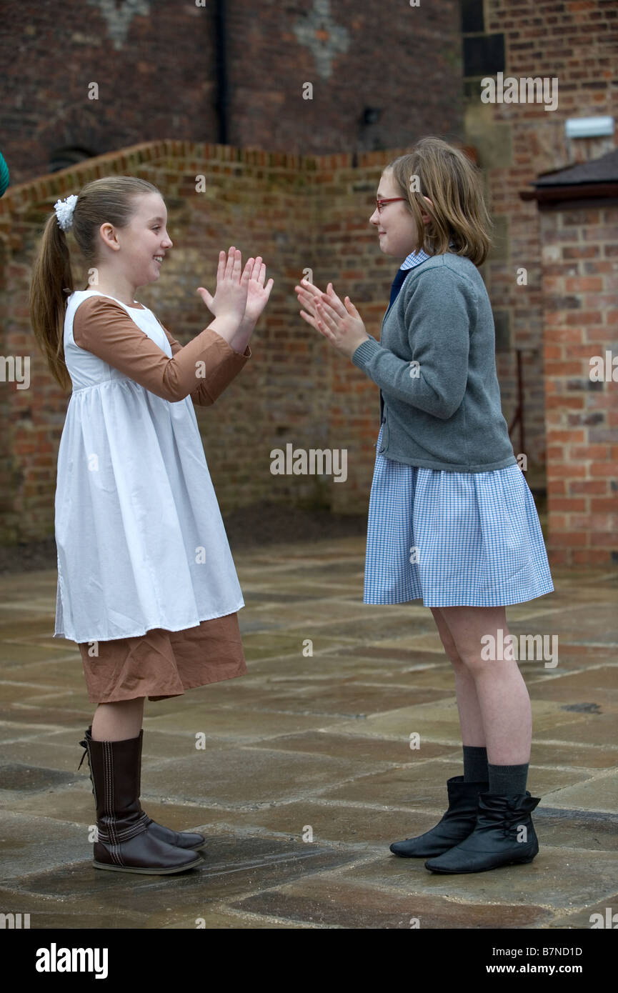 Los Ninos En Traje Victoriano Jugar A Aplaudir En El Patio Un Juego Tradicional Fotografia De Stock Alamy