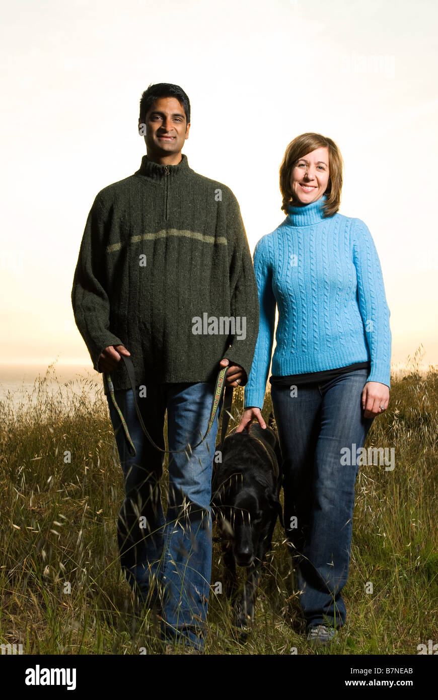 Par caminar perro afuera al atardecer en California en la colina Foto de stock