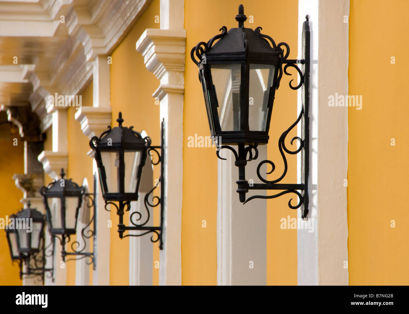 https www alamy es foto arquitectura colonial granada hotel la gran francia wrougtht lamparas de hierro 21986563 html