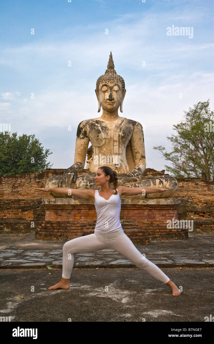 Yoga, mujer, Buda, hacer yoga delante del monumento, espacio