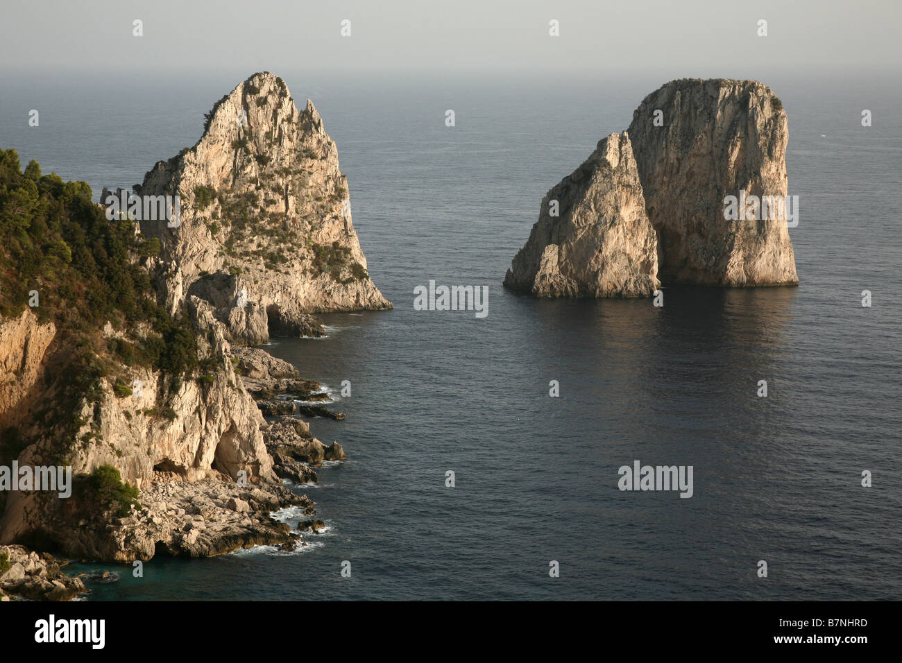 Los farallones de rocas en la isla de Capri, Italia. Rock nombres de izquierda a derecha: Stella, Mezzo y Scopolo o Fuori. Foto de stock