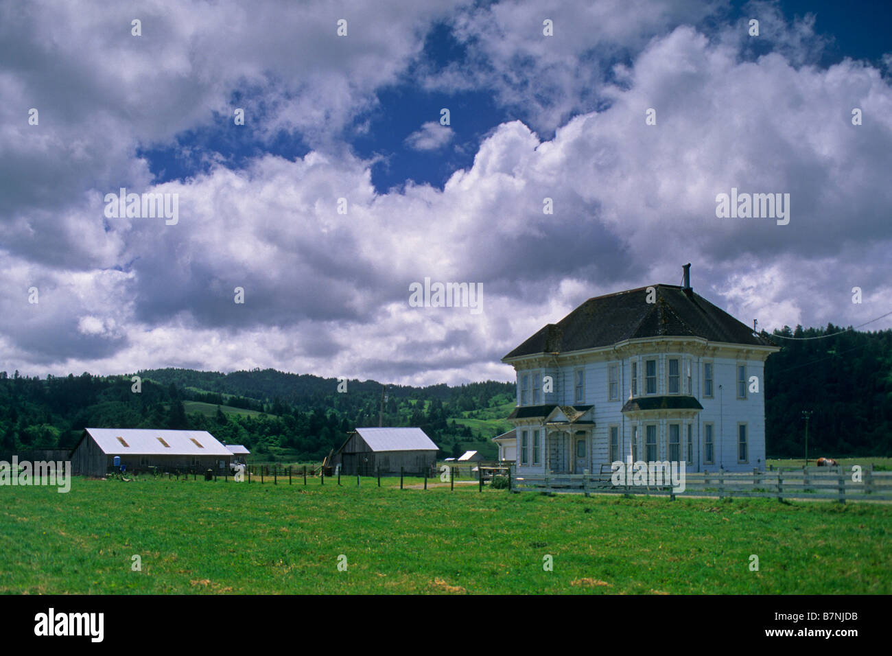 Casa de granja victoriana Eel River Valley cerca de Ferndale Humboldt County California Foto de stock