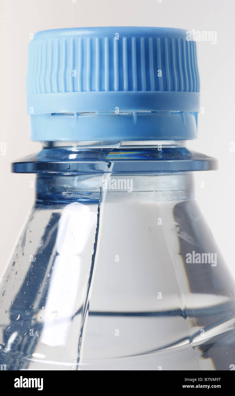 Bloqueo de una botella de agua mineral. Foto de stock