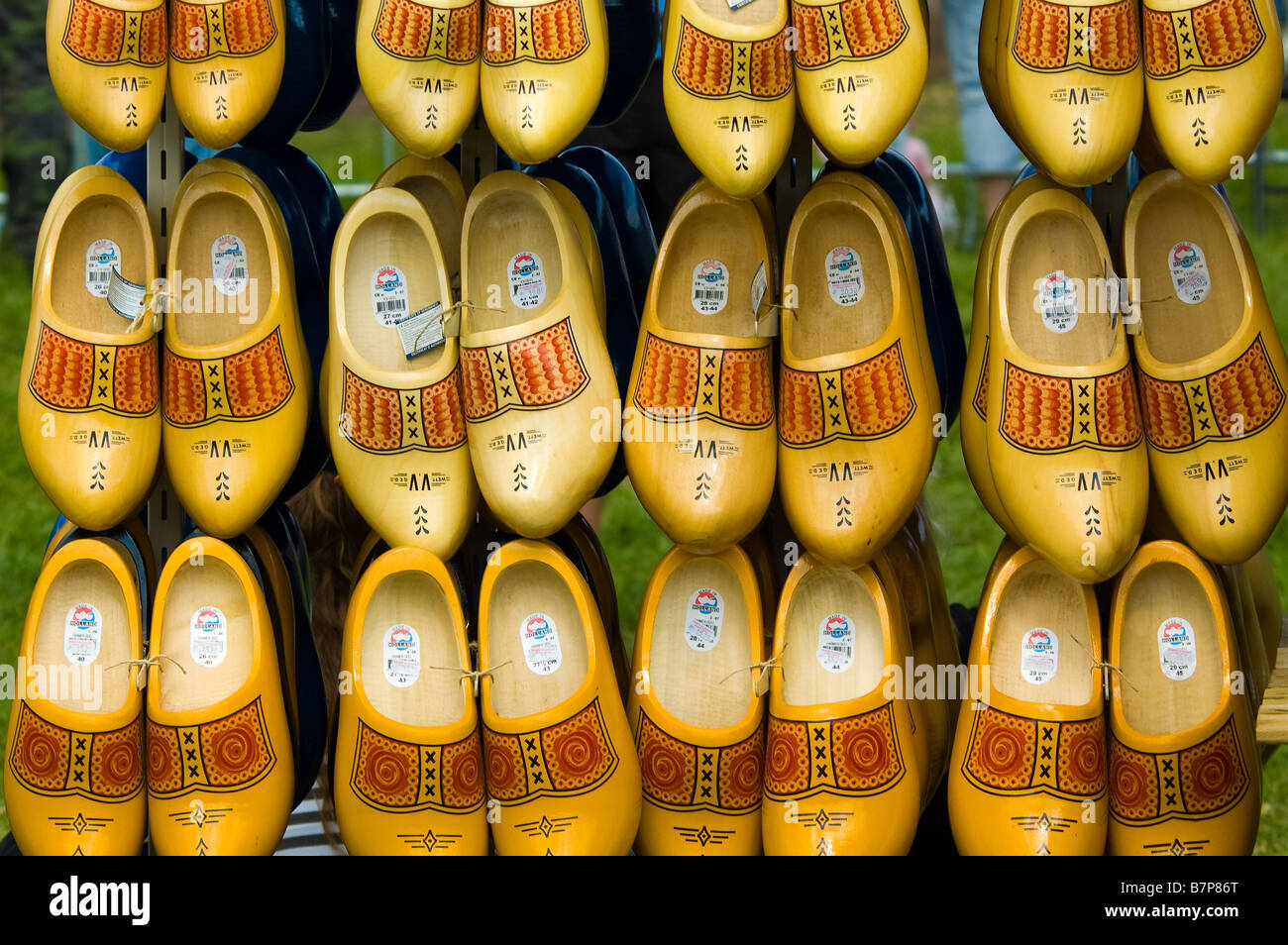 Los Zuecos de madera tradicionales de los zapatos de los Países Bajos  Fotografía de stock - Alamy