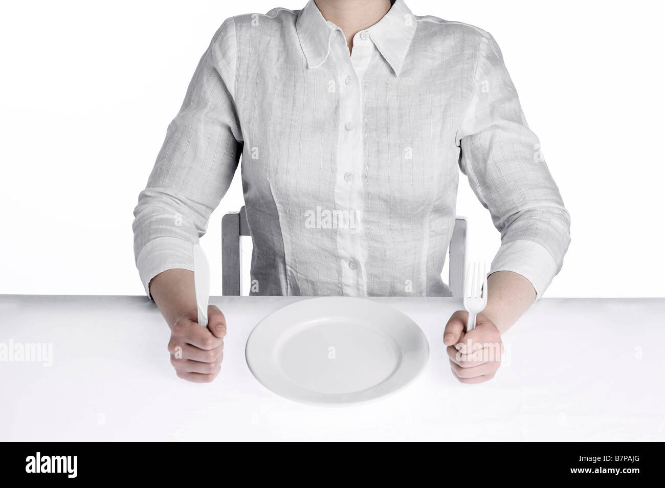 Las mujeres pedían alimentos, sentado en la mesa de comedor estériles Foto de stock