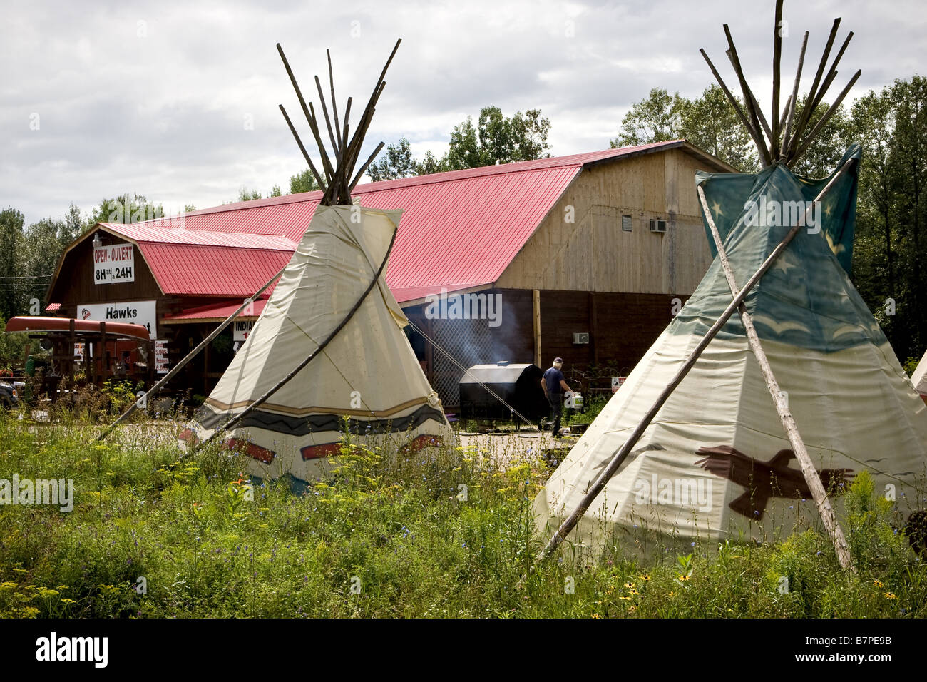 Tipis tepee teepee también están representados en un campamento en el nativo Kitigan Zibi Algonquin reserva natural en Quebec, Canadá Foto de stock