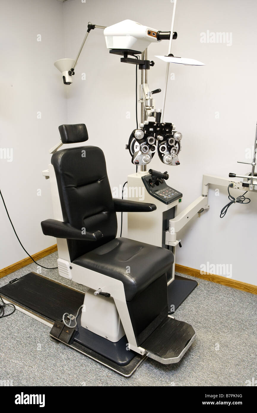Una silla de optometría y equipos de examen Fotografía de stock - Alamy