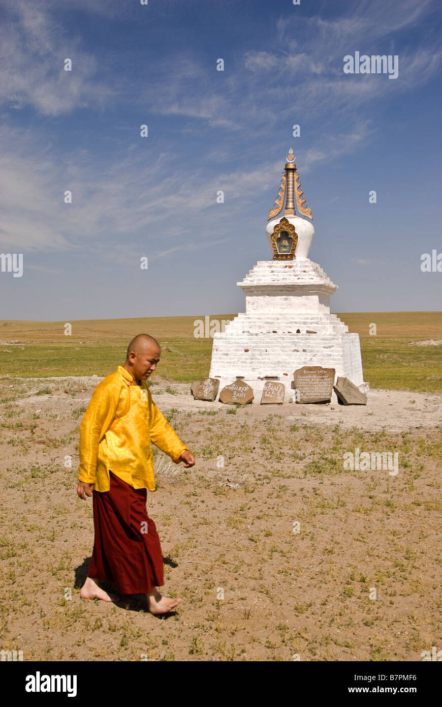 Monje budista en el desierto de Gobi, Mongolia Foto de stock