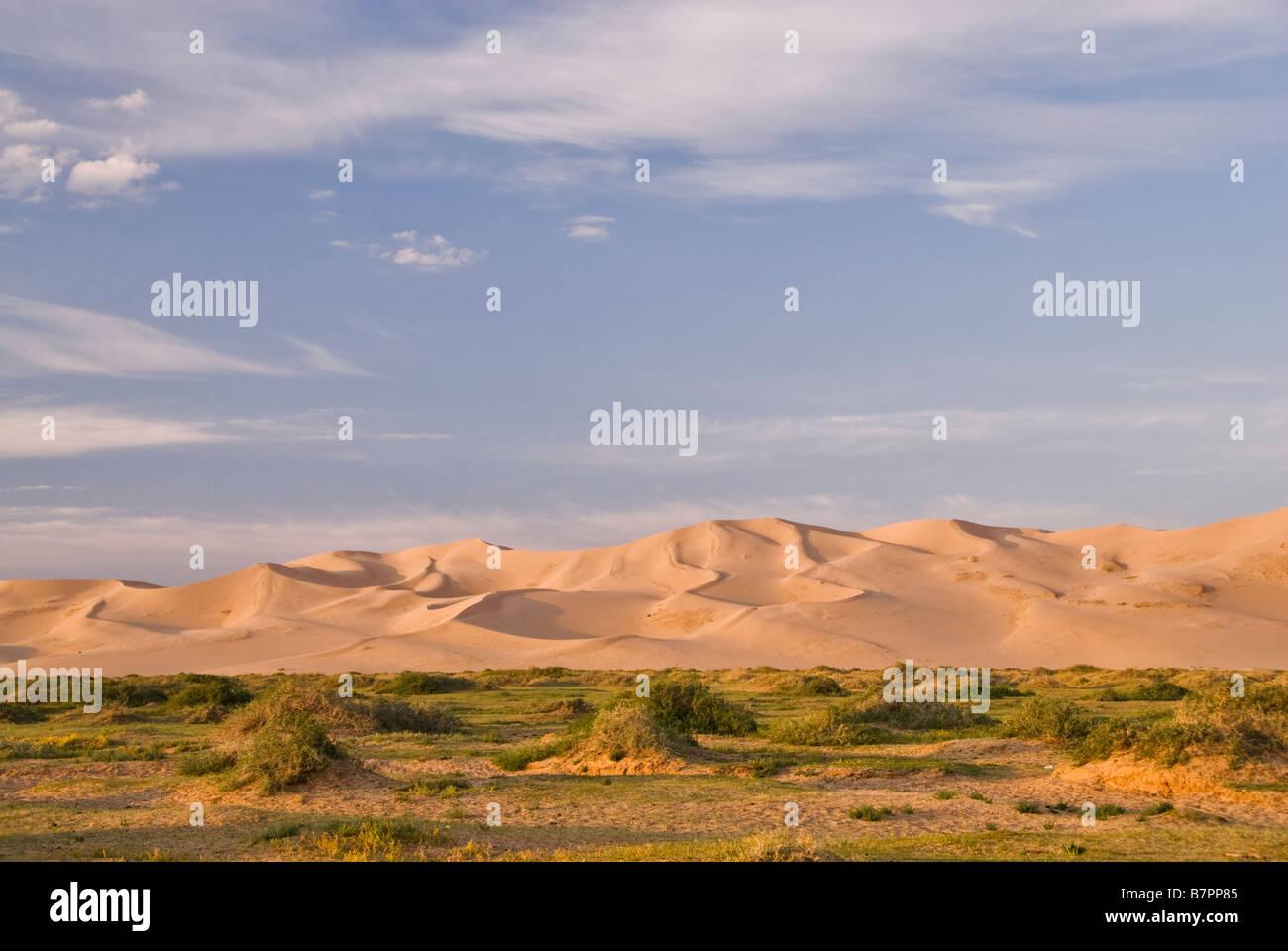 El paisaje de las dunas de Khongoryn Els, el desierto de Gobi, Mongolia. Foto de stock