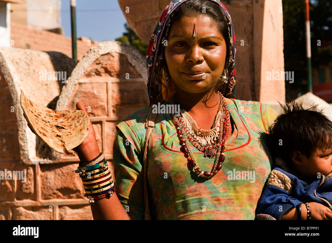 Rajasthani hermosa mujer con su hijo. Foto de stock