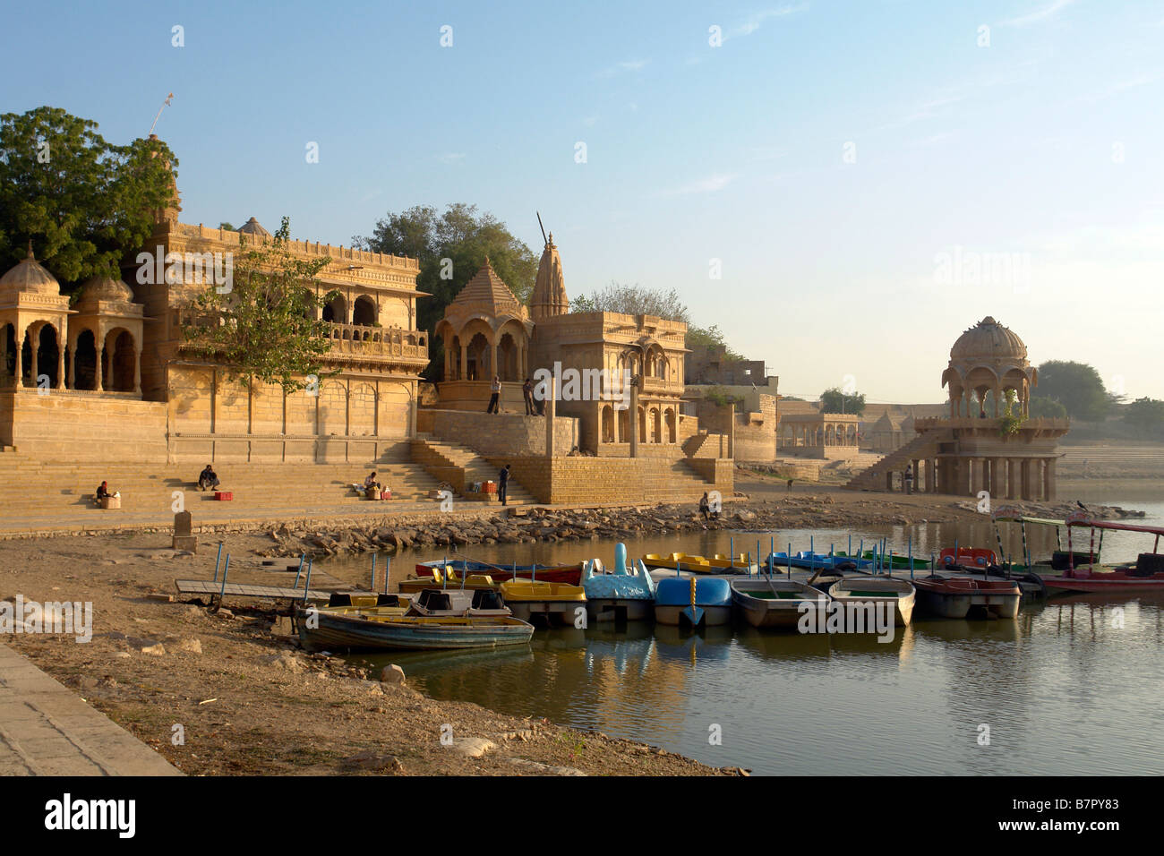 Templo de arenisca edificios y placer indio embarcaciones turísticas en el gadi sagar tank Foto de stock