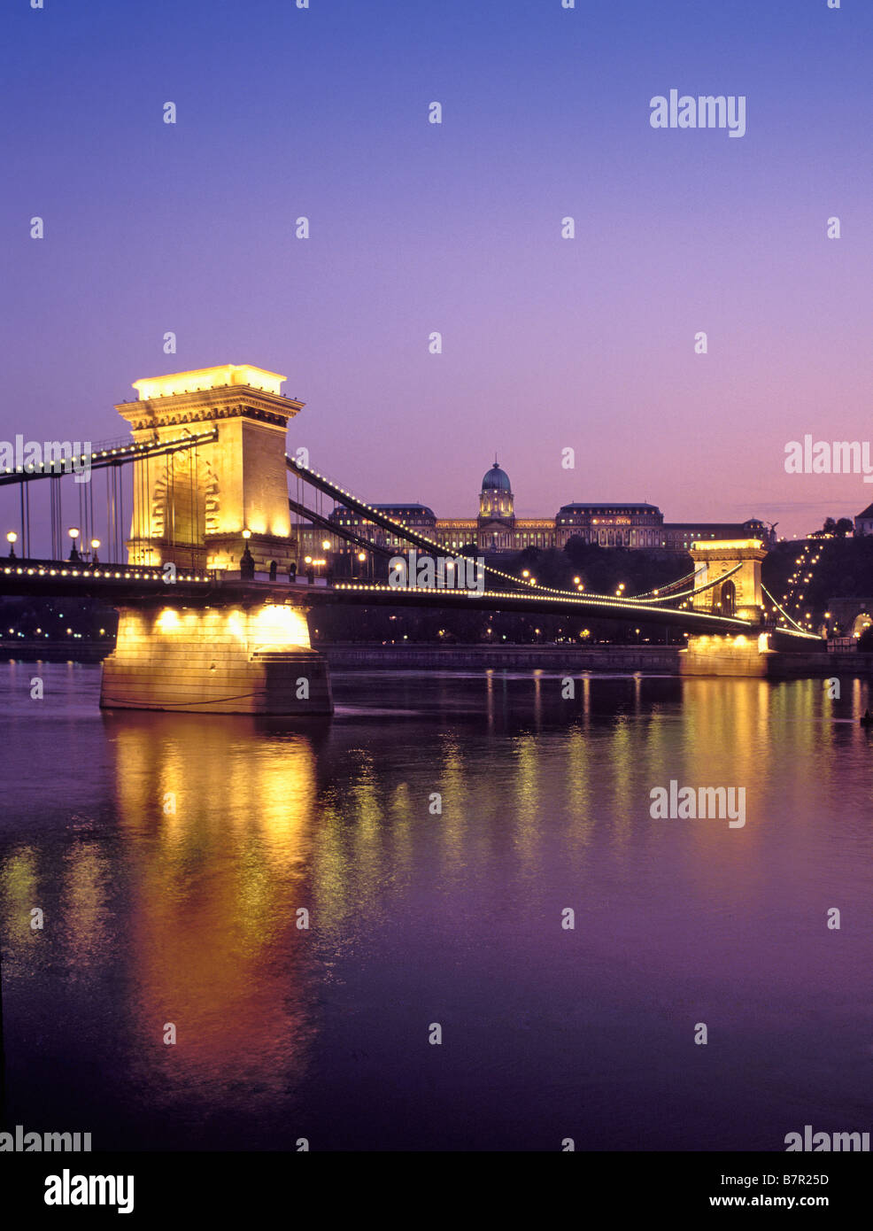 Hungría Budapest Puente de las cadenas y del castillo real Foto de stock