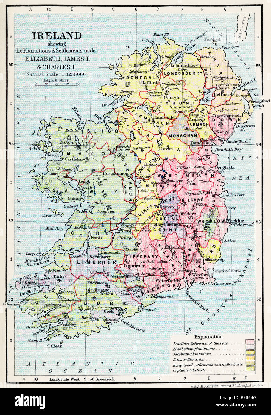 Mapa de Irlanda mostrando las plantaciones y asentamientos bajo Elizabeth James I y Carlos I Foto de stock