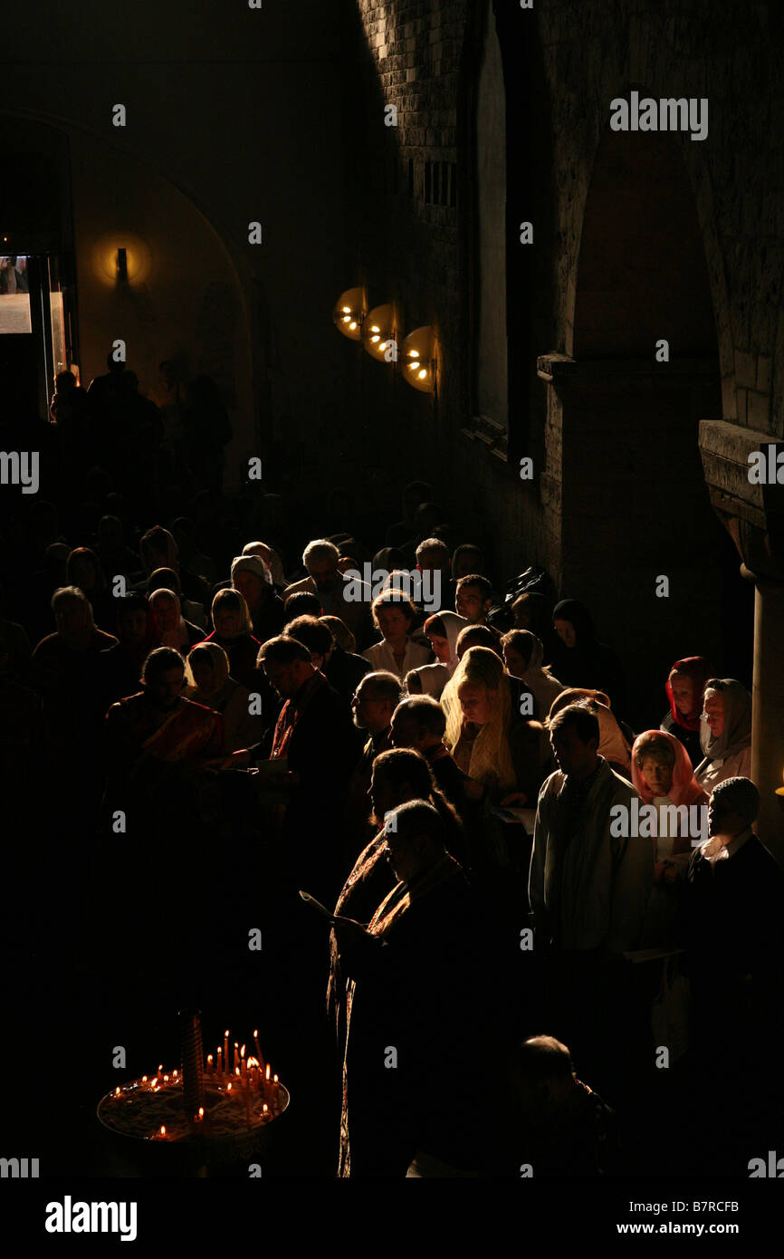 Servicio religioso ortodoxo de Santa Ludmila de Bohemia en la Basílica de San Jorge en el Castillo de Praga, República Checa. Foto de stock