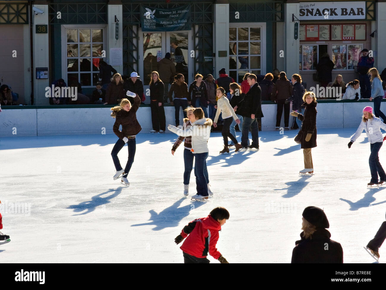 Los patinadores sobre hielo en una pista de patinaje en el Boston Common. Foto de stock