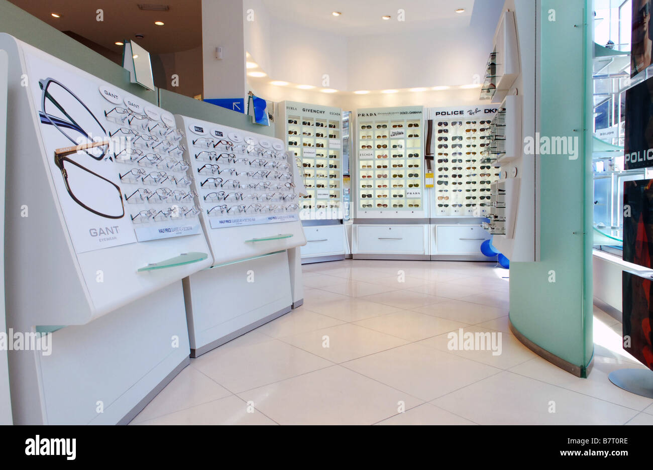 Filas de las lentes y gafas de sol para la venta en D&A, Dollond & Aitchison, las ópticas. Foto de stock