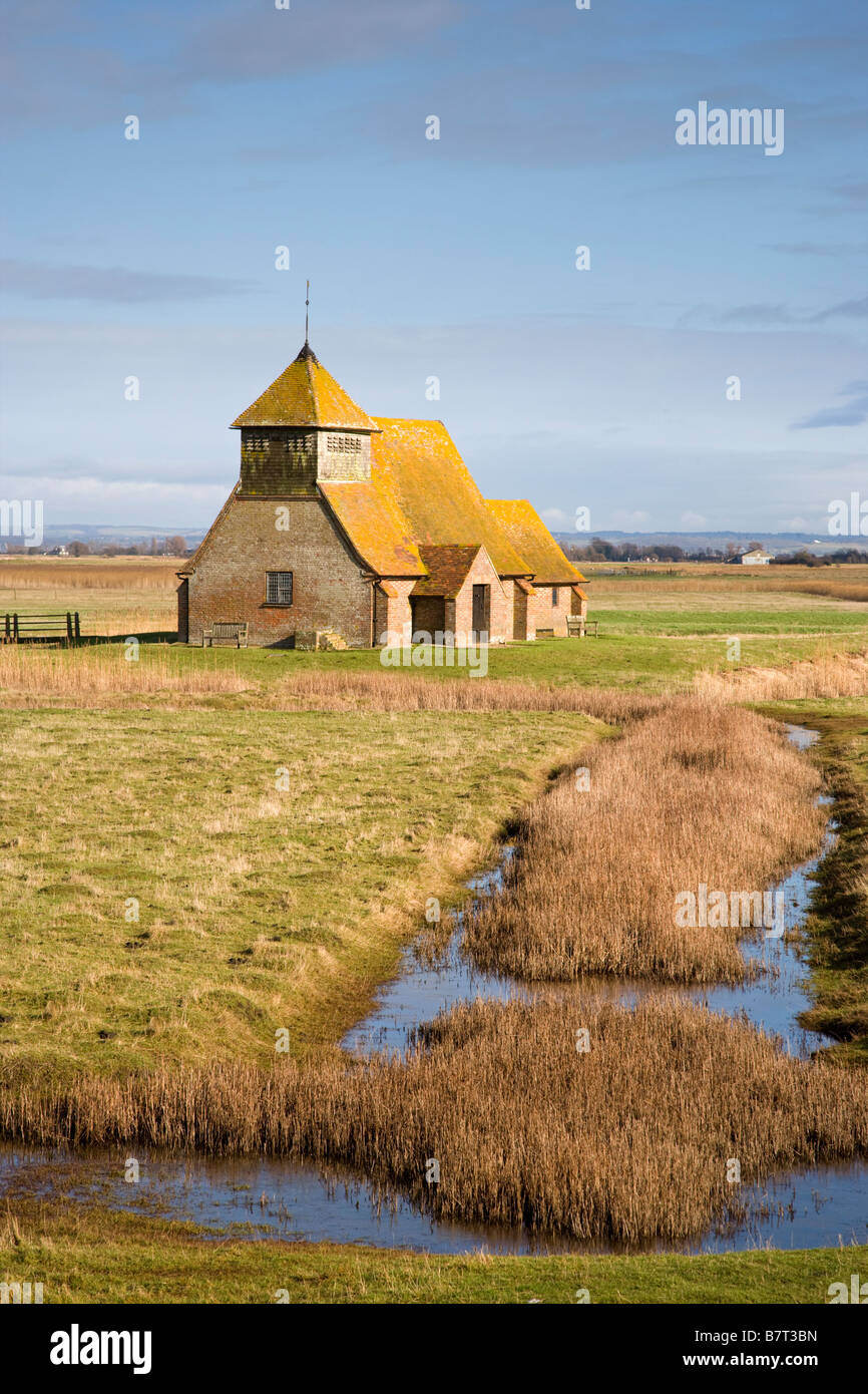 Una Iglesia de Santo Tomás Becket, Fairfield, Romney Marsh paisaje en Kent Foto de stock