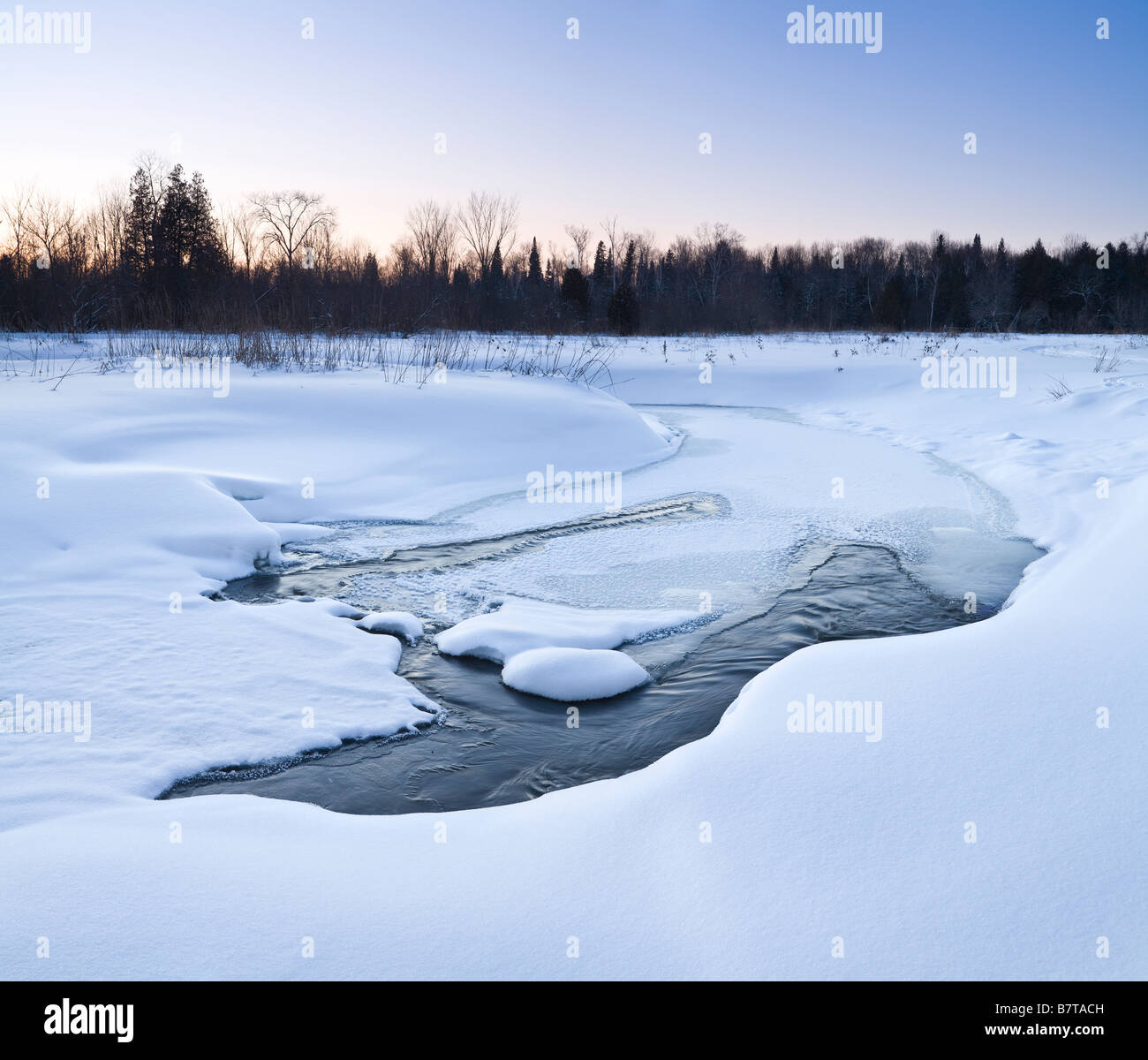 La nieve y el hielo en el Río Negro, Oriente Gwillimbury, Ontario, Canadá Foto de stock