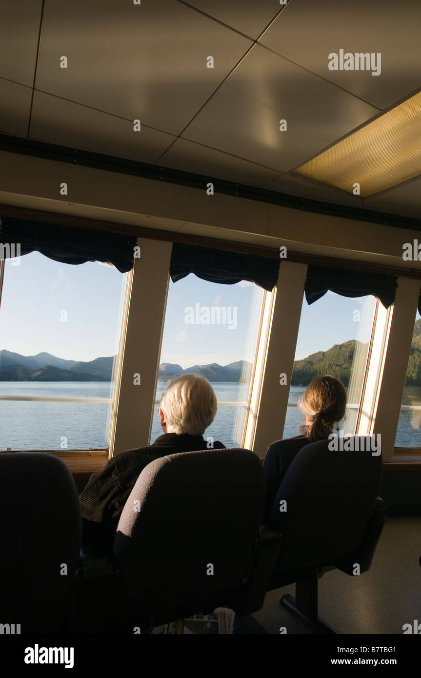 Los turistas mirando por la ventana de la plataforma de observación de la Alaska Marine Highway en el sureste de Alaska pasaje interior Foto de stock