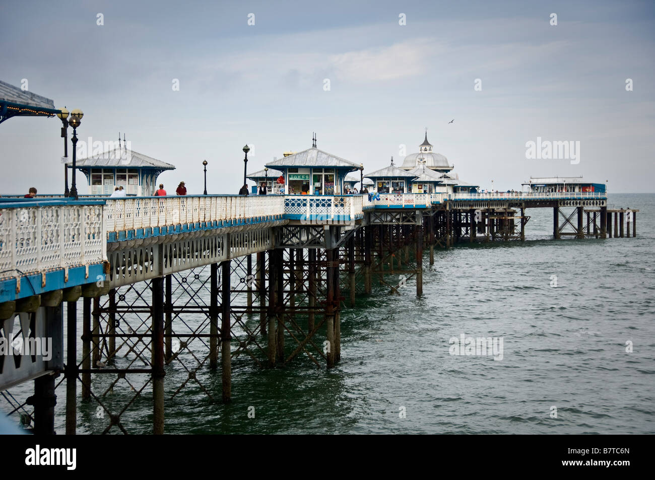 Mirando hacia el final del muelle de Llandudno con el techo octogonal ornamentado de la galería de atracciones en la distancia. Gales. REINO UNIDO Foto de stock