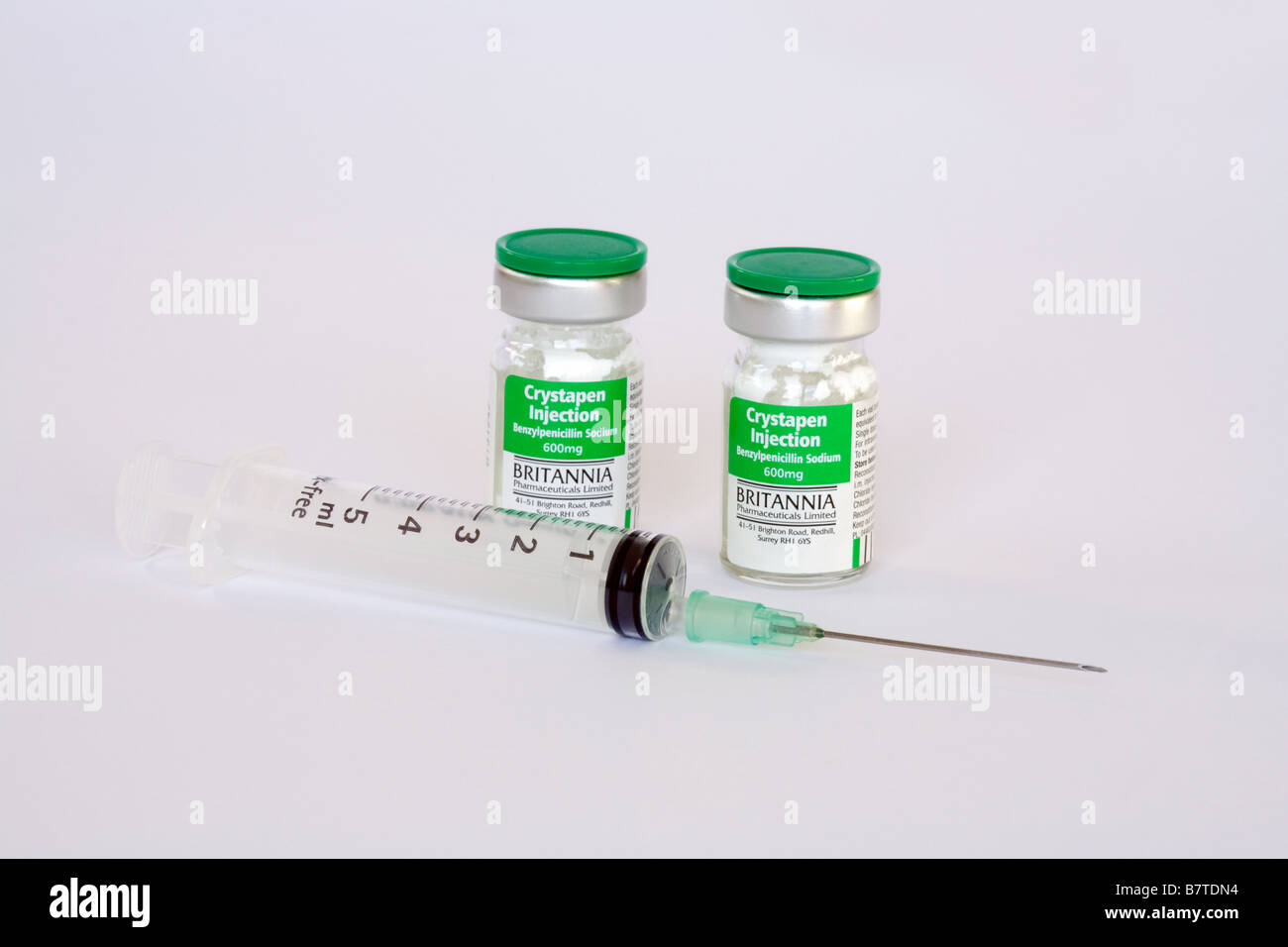 Dos viales de bencil penicilina y una jeringa con aguja Foto de stock