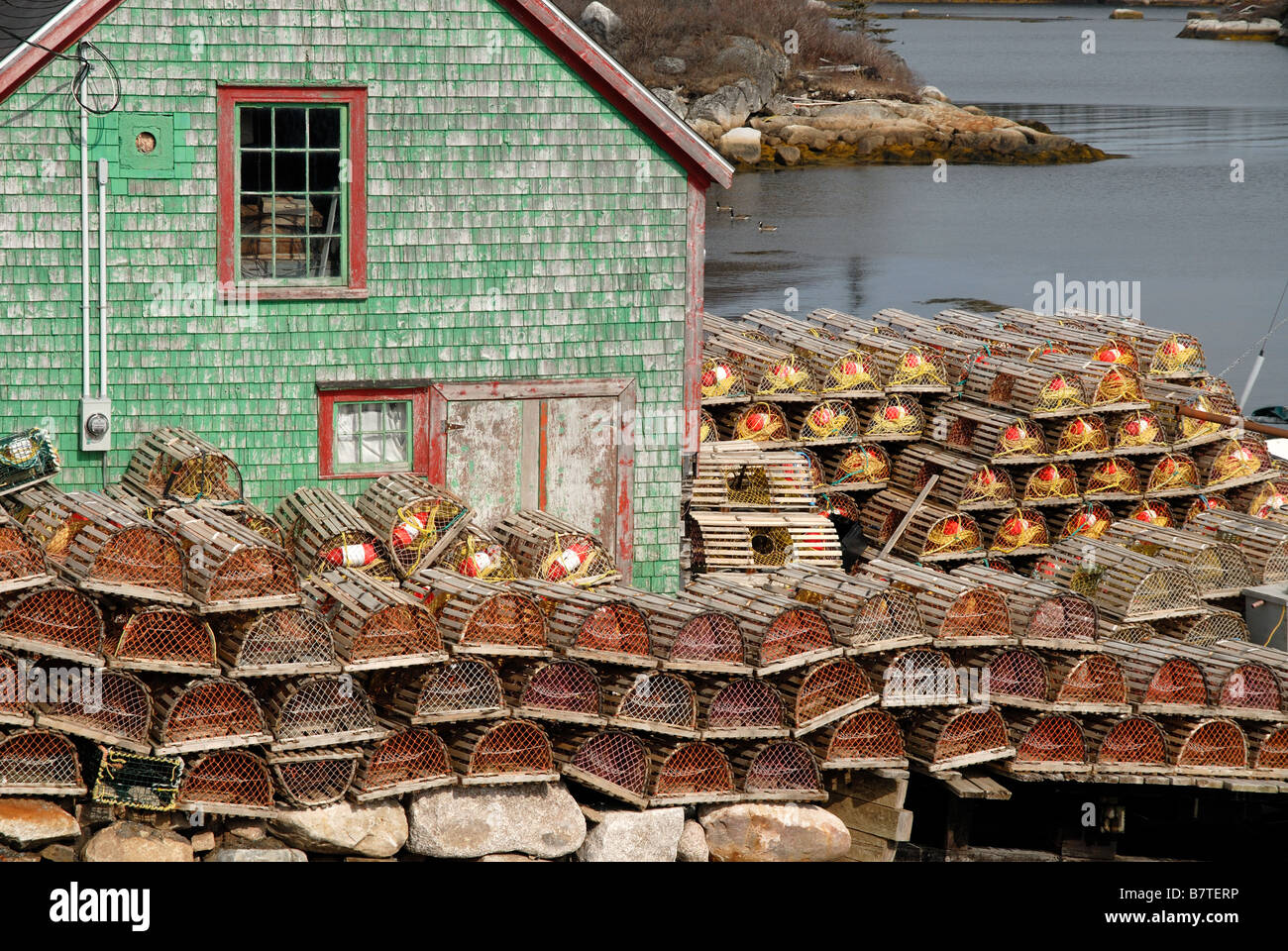 Ollas de langosta y la cabaña de pescadores en la costa sur de Nueva Escocia Foto de stock
