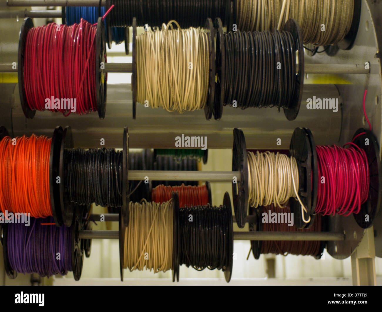Carretes de cables eléctricos en la exhibición en una tienda de almacén de  mejoras para el hogar Fotografía de stock - Alamy