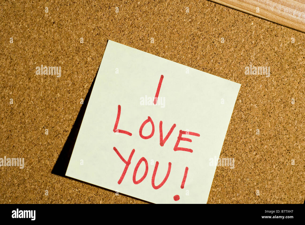 Una nota postit en un tablero de corcho que dice Te amo para San