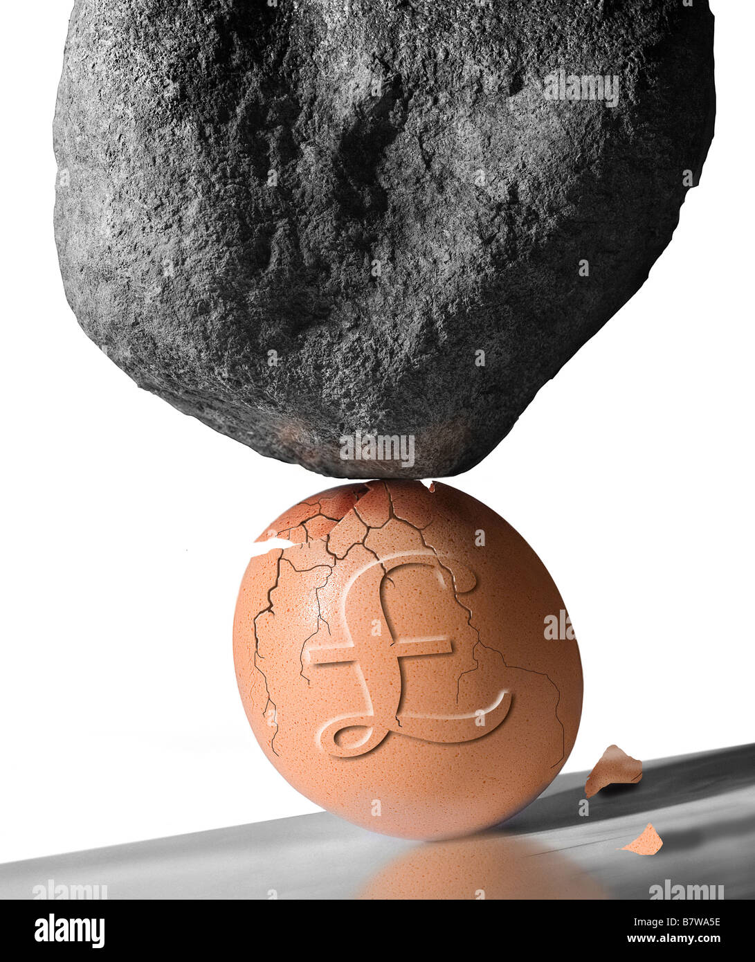 Un agrietamiento de piedra un huevo que lleven el símbolo de libra esterlina significando desglose financiero de pensiones, ahorros y finanzas Foto de stock