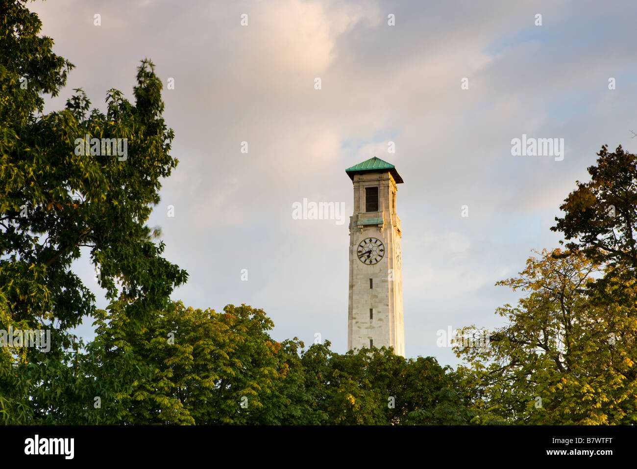 La torre del centro cívico de elevarse por encima de los vatios Park en otoño de Southampton Hampshire Inglaterra Foto de stock