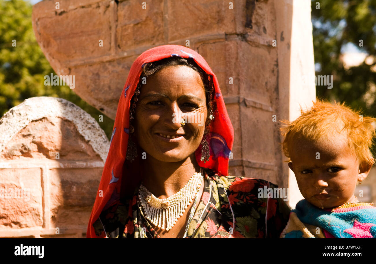 Rajasthani hermosa mujer con su hijo. Foto de stock