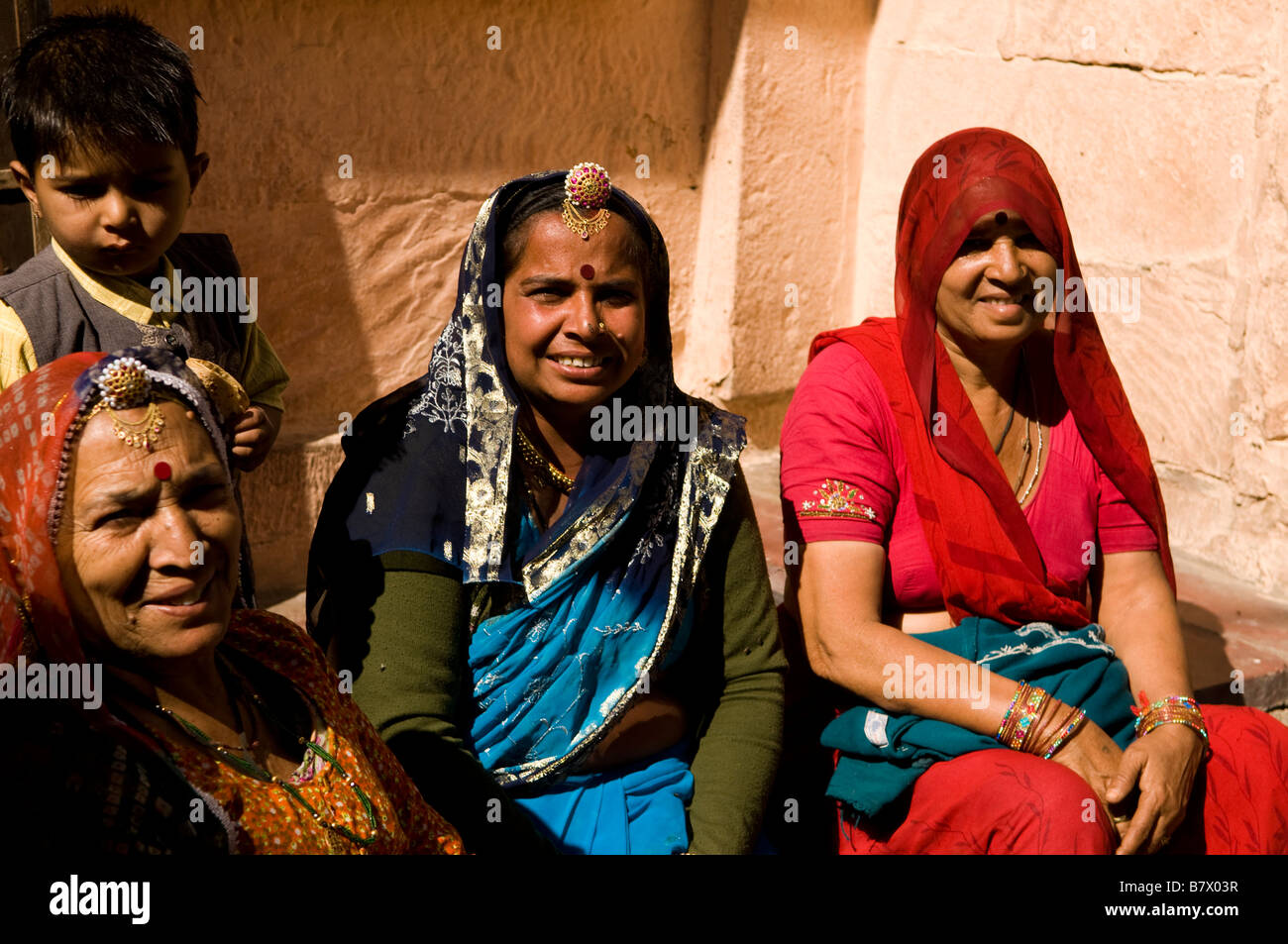 Las mujeres indias vestidas con coloridos saris. Foto de stock