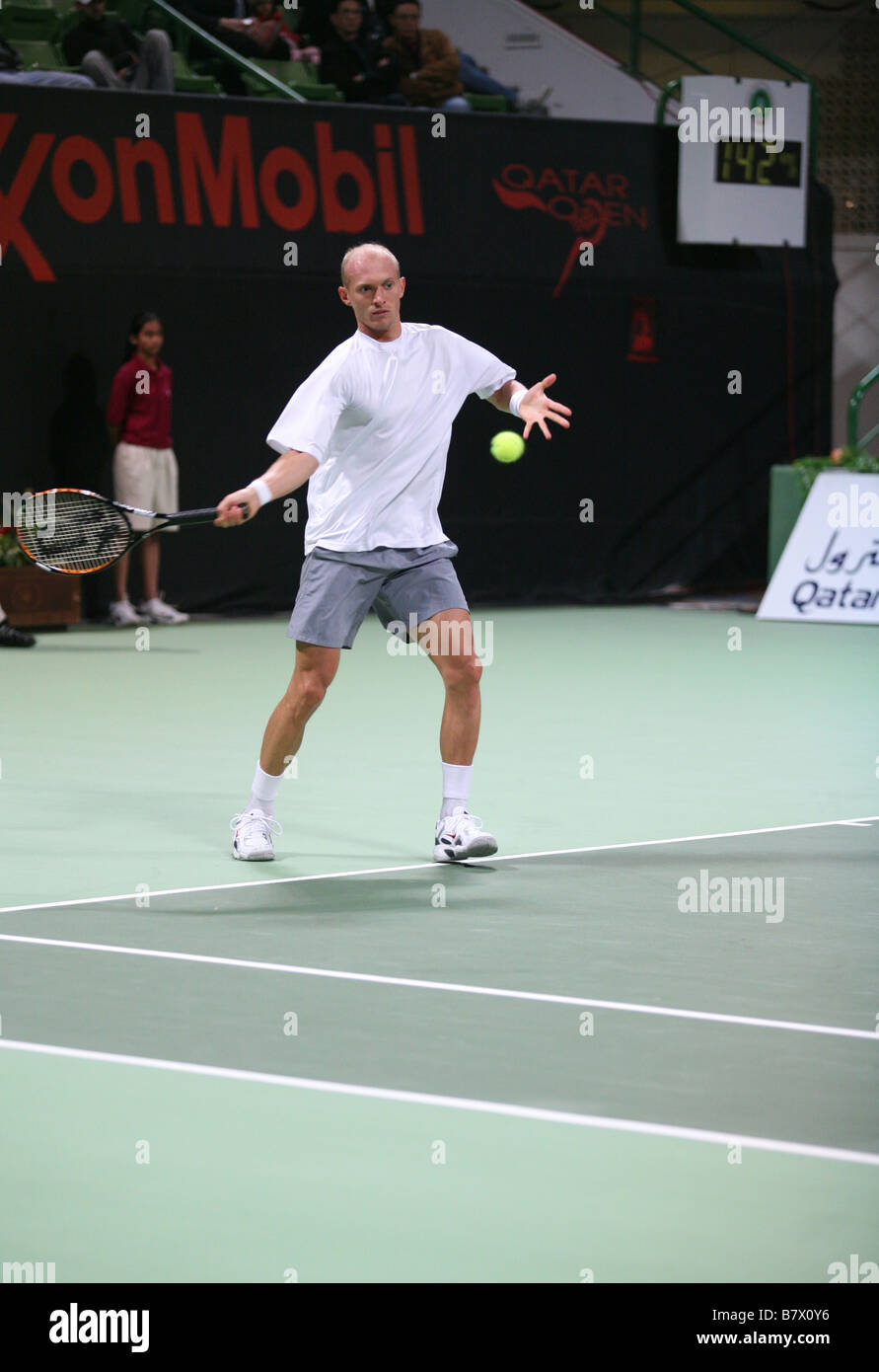 Estrella ruso Nikolay Davydenko jugando en Doha (Qatar) el 5 de enero de 2007 en Qatar en el Torneo Abierto de Tenis de ExxonMobil Foto de stock