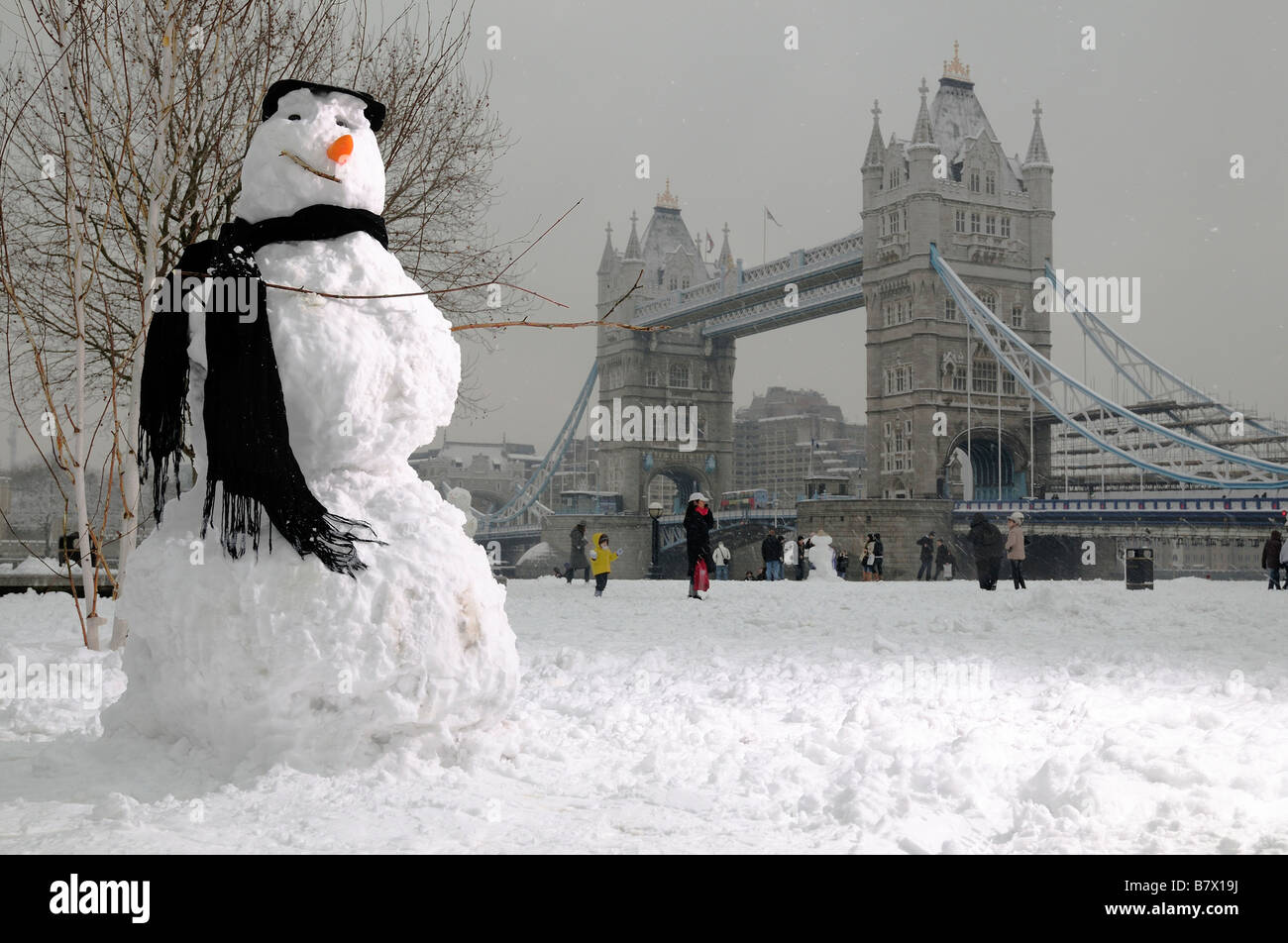 Las fuertes nevadas cubre Londres - un muñeco de nieve turistas visitaron el Tower Bridge para esta postal. Foto de stock