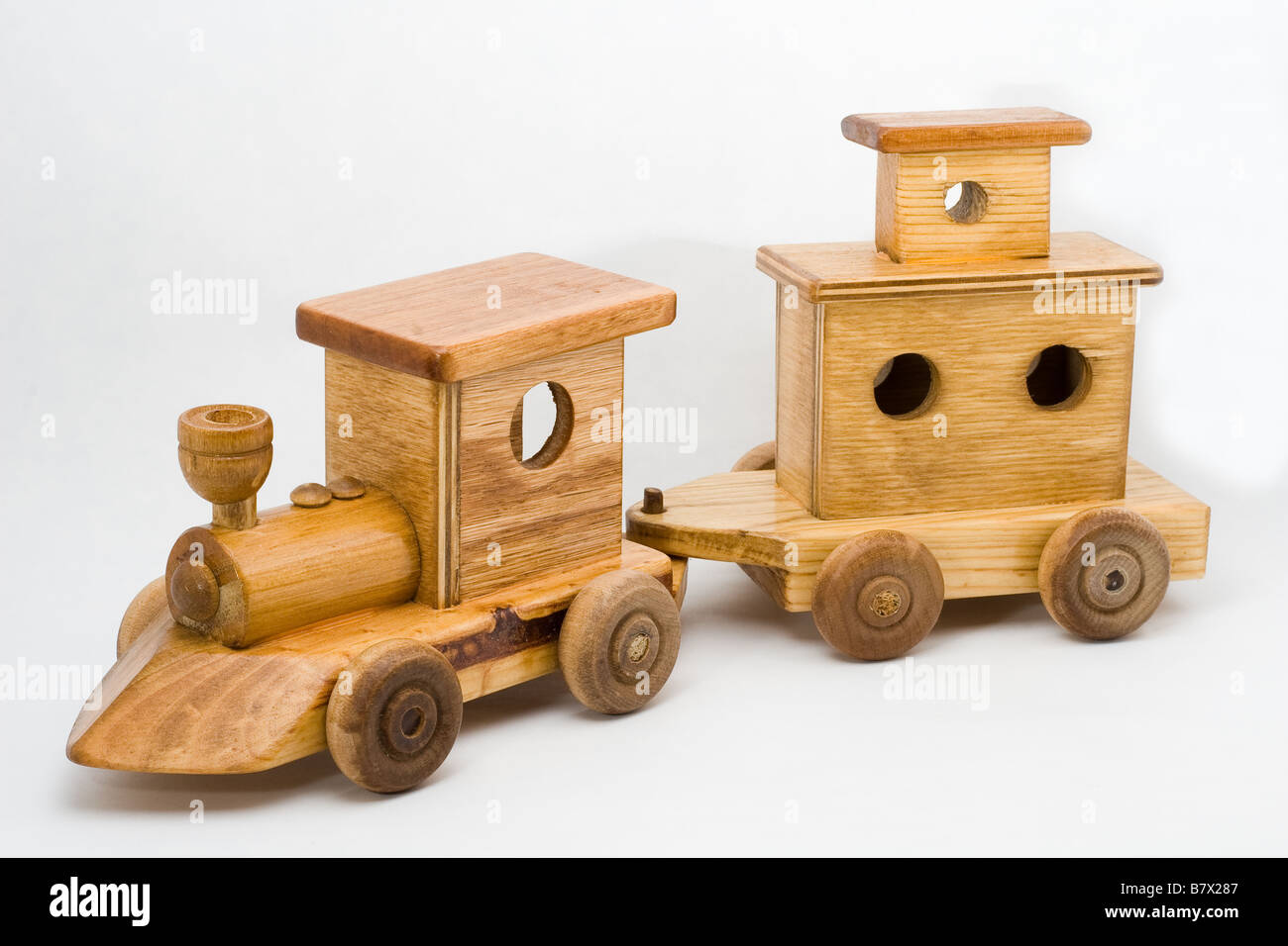 Los trenes de madera de juguete Fotografía de stock - Alamy