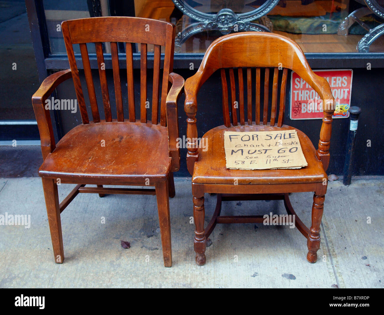 Dos sillas antiguas de madera en una acera de la ciudad sosteniendo un  cartón manuscrito en venta firmar Fotografía de stock - Alamy