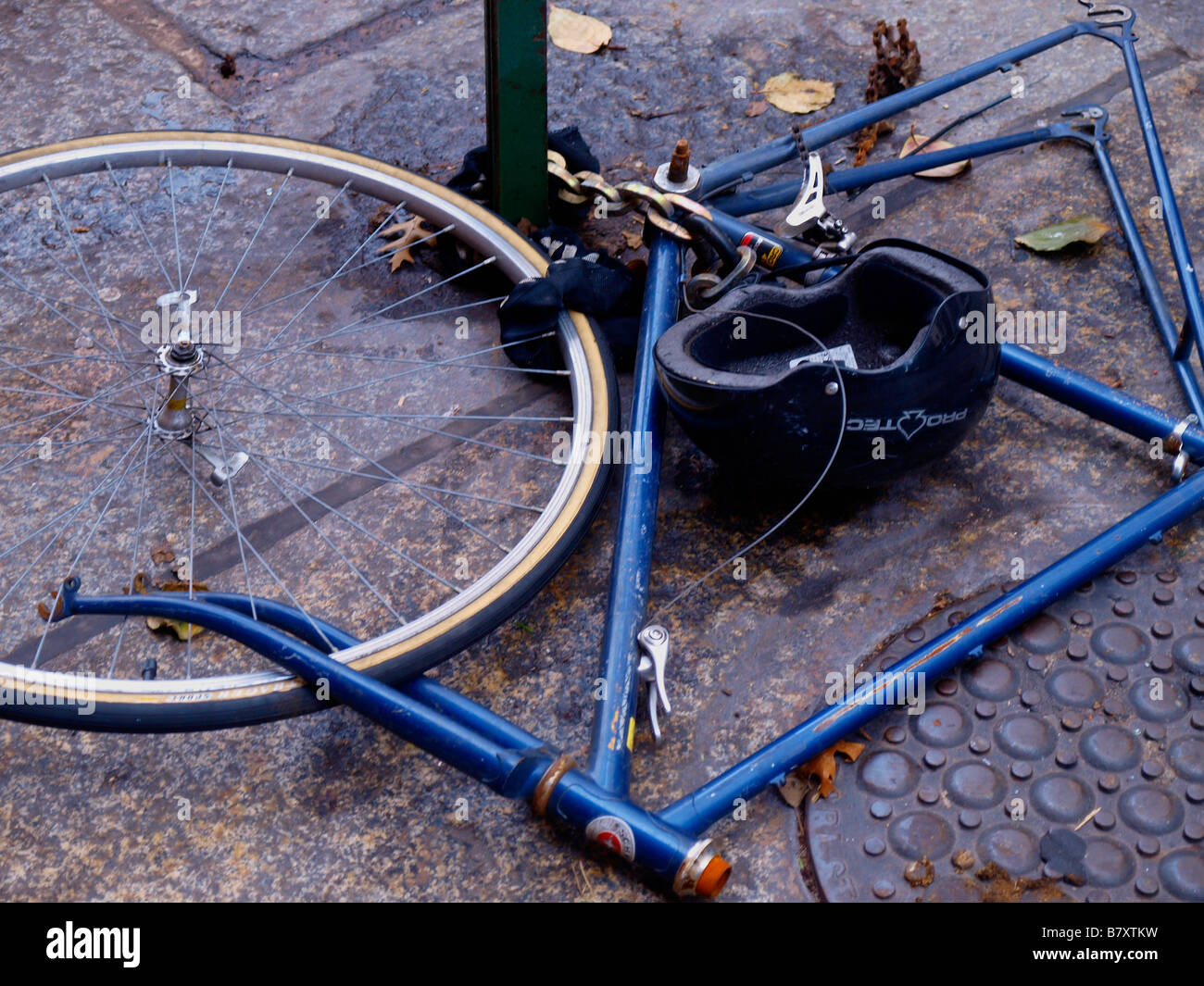 Bicicleta despojada fotografías e imágenes de alta resolución - Alamy
