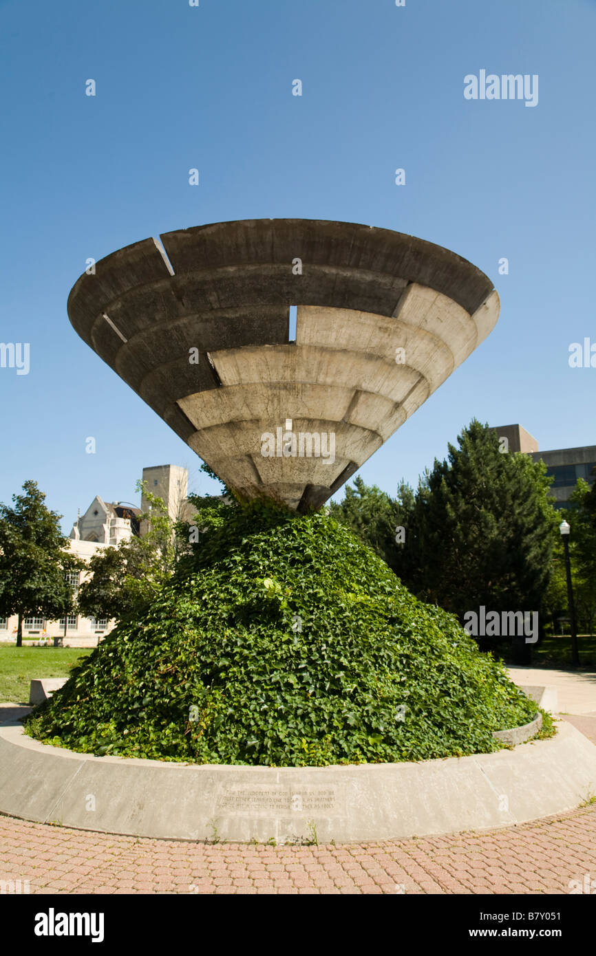 Escultura en DeKalb Illinois plaza en el campus de la Universidad del Norte de Illinois Foto de stock