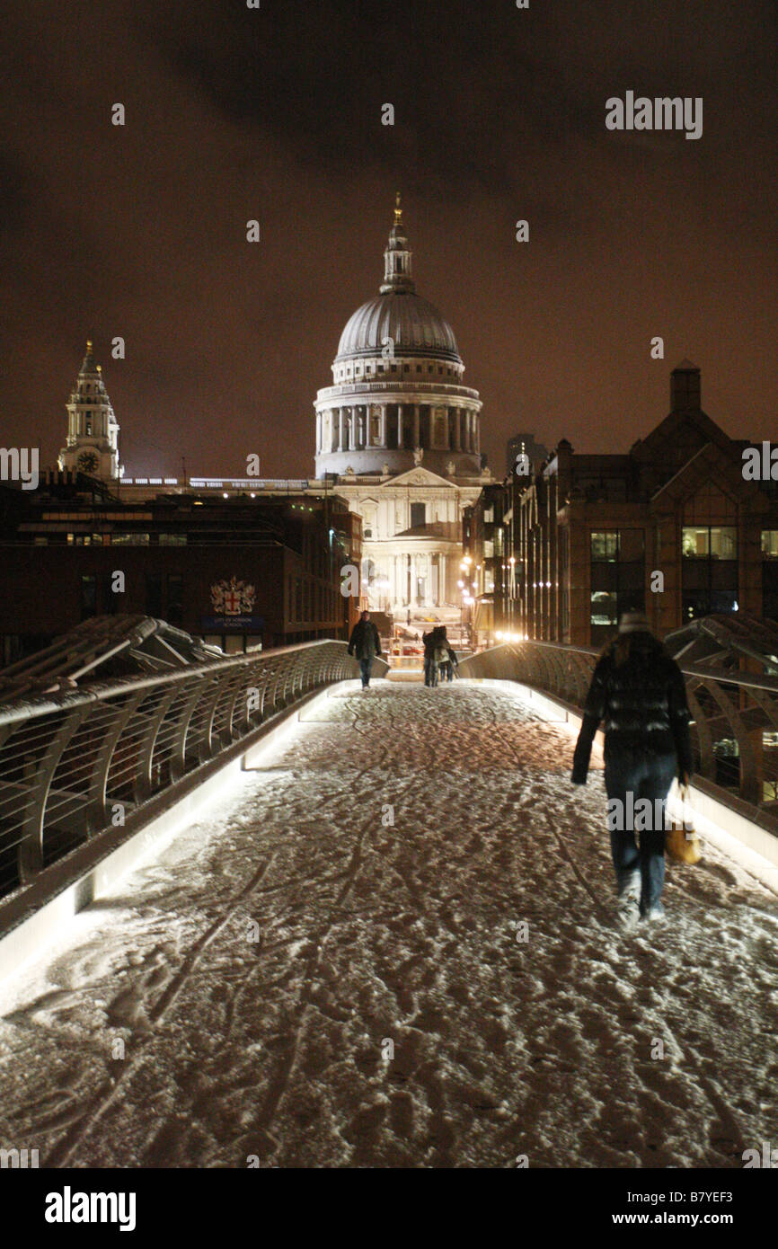 Nieve en Millenium Bridge, que conduce a la Catedral de San Pablo, Londres Foto de stock