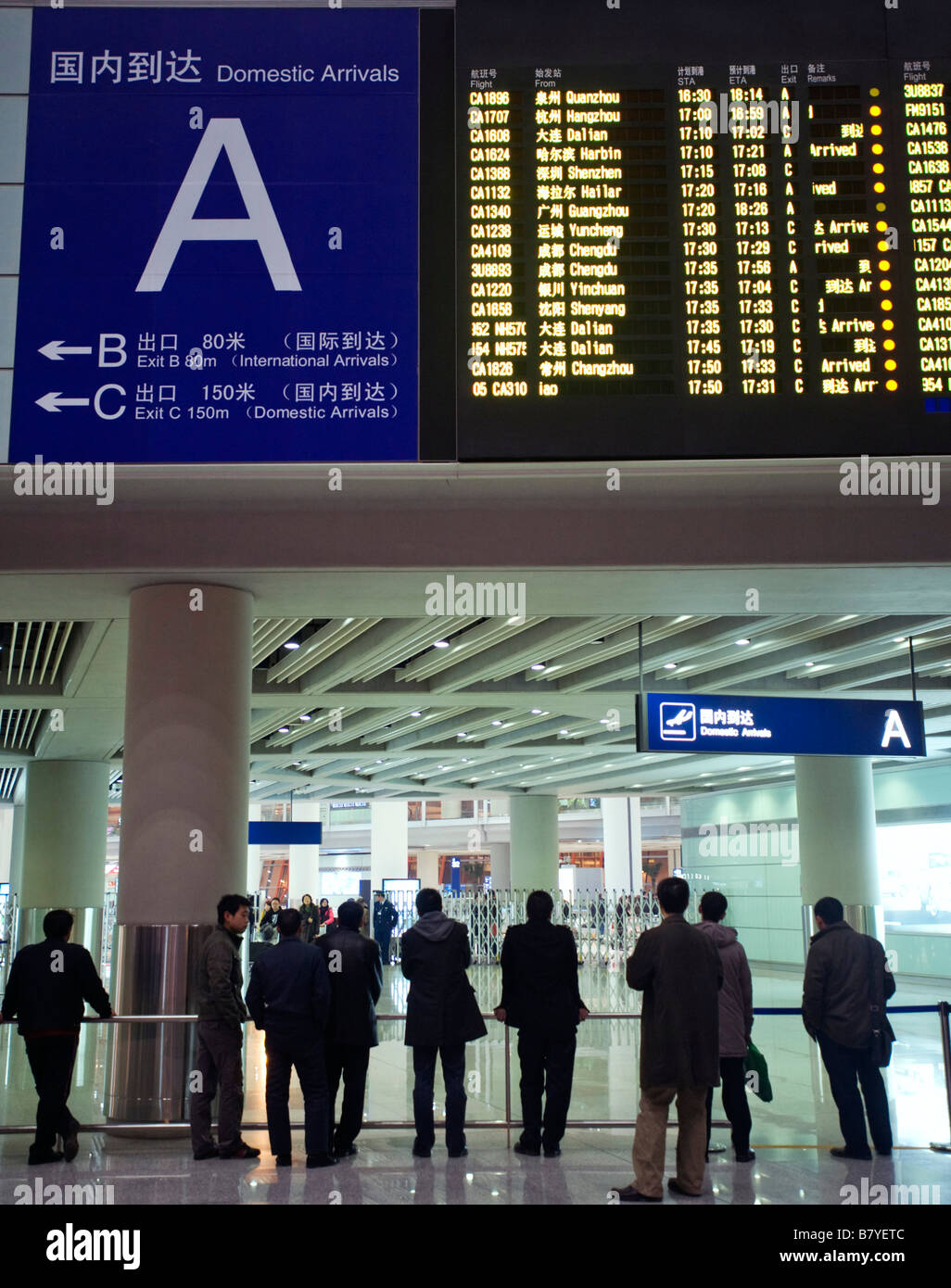 Información de vuelos llegadas de vuelos internos de la placa de la pantalla electrónica en la nueva Terminal 3 del aeropuerto de Beijing China 2009 Foto de stock