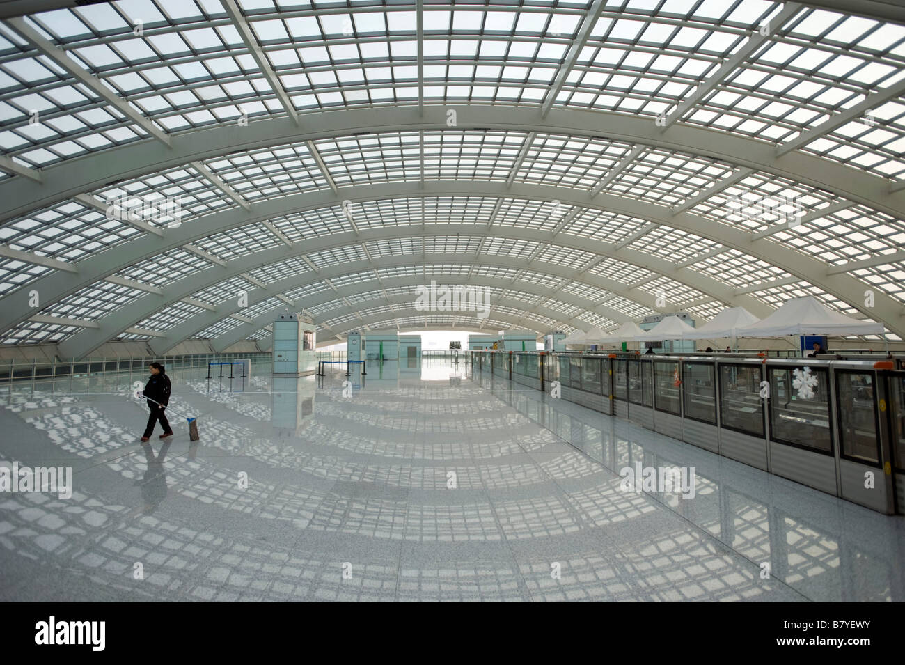 Interior de gran moderno nuevo Airport Express de la estación de ferrocarril de la Terminal 3 del aeropuerto de Beijing China 2009 Foto de stock