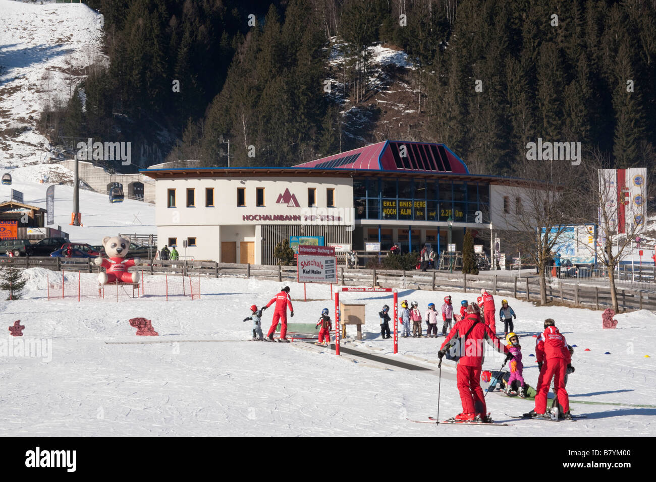 Los niños que aprenden en la escuela de esquí en laderas viveros resort alpino en invierno, la nieve de los Alpes austríacos. Rauris Austria Europa Foto de stock