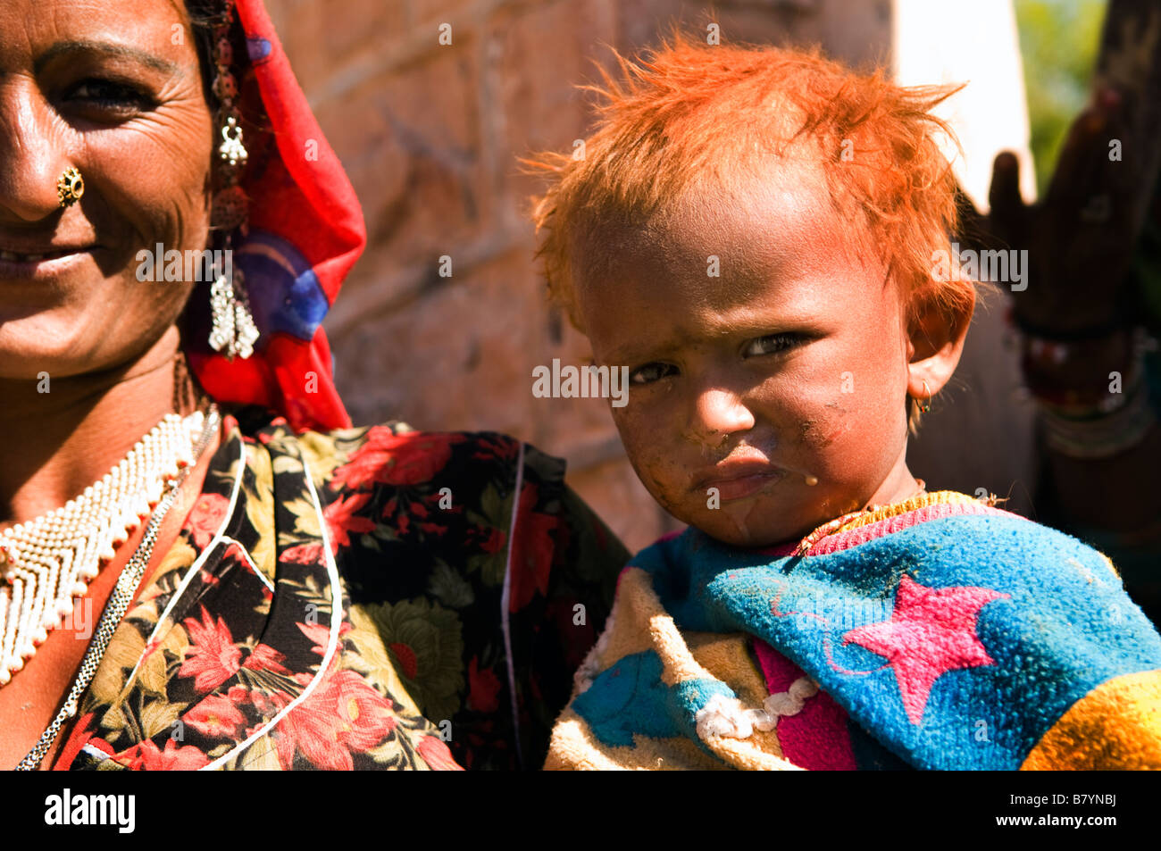 Rajasthani hermosa mujer con su hijo. Foto de stock