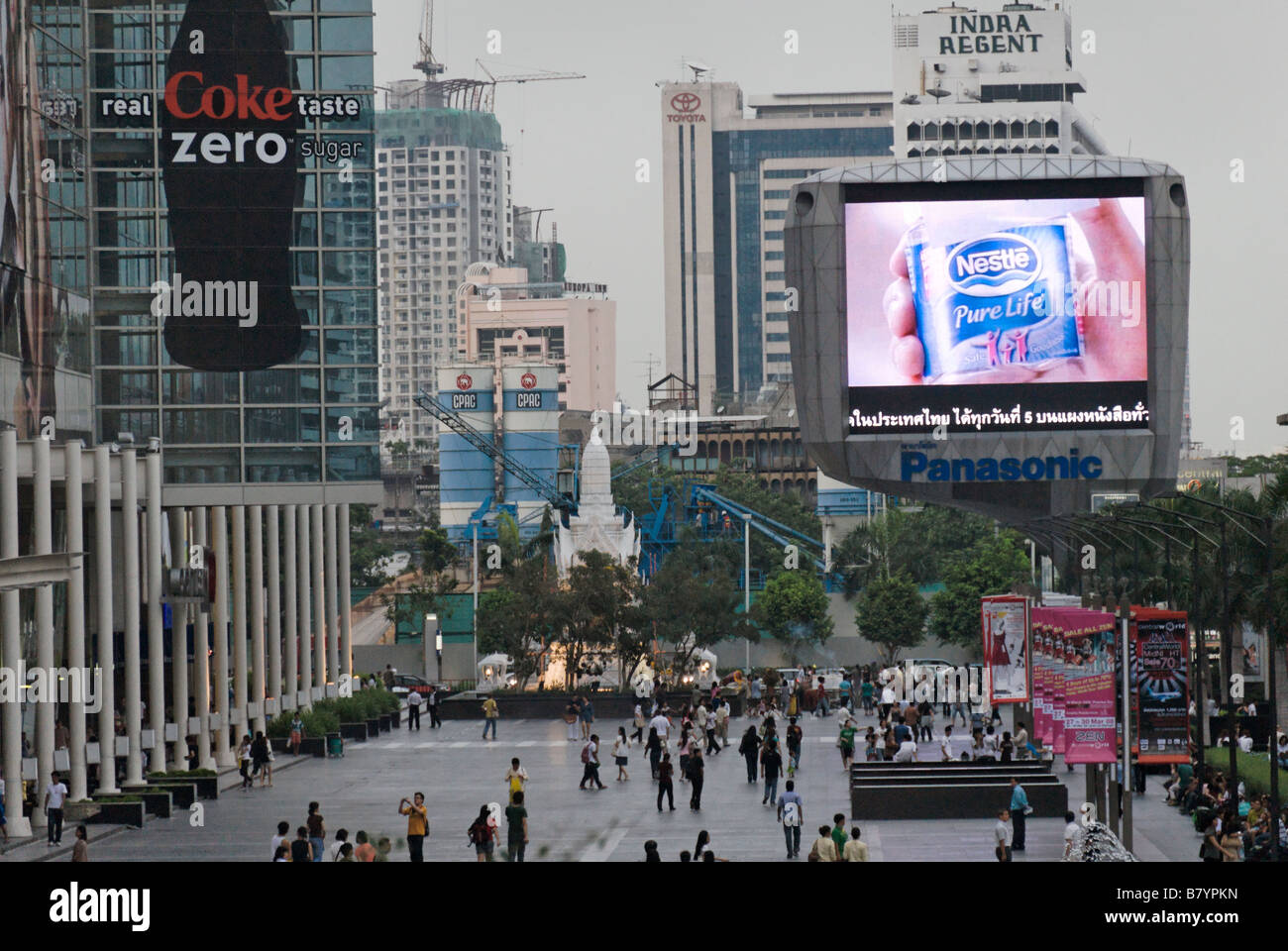 Publicidad en tv de pantalla plana gigante Nestlé agua potable embotellada Pathumwan distrito central de Bangkok Thailand Foto de stock