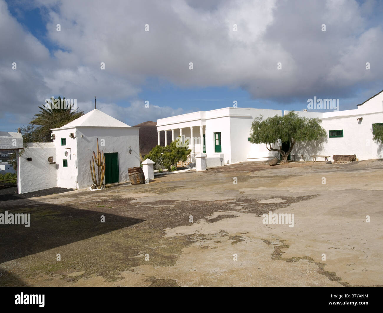 Los edificios de la granja en el patio del Museo de Granja en Tiagua Lanzarote Islas Canarias Foto de stock