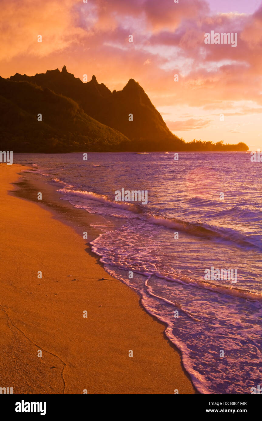 Luz del atardecer sobre la costa de Na Pali agujas desde túneles Playa isla de Kauai Hawaii Foto de stock