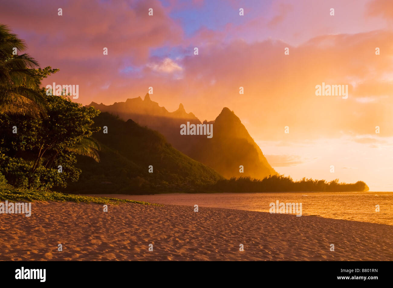 Luz del atardecer sobre la costa de Na Pali agujas desde túneles Playa isla de Kauai Hawaii Foto de stock